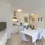 Laura By Interhome Apartman