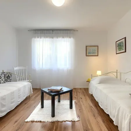 Apartament Laura By Interhome Pula