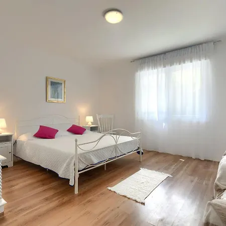 Laura By Interhome Apartament Pula