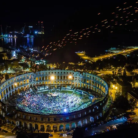 Laura By Interhome * 풀라