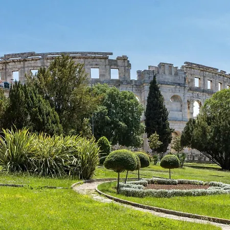 Laura By Interhome *