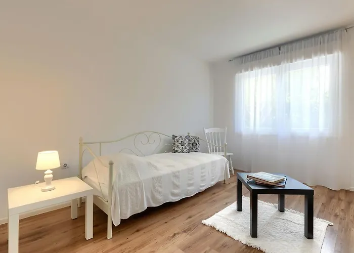 아파트 Laura By Interhome 풀라