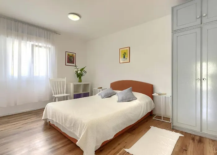 Laura By Interhome * 풀라