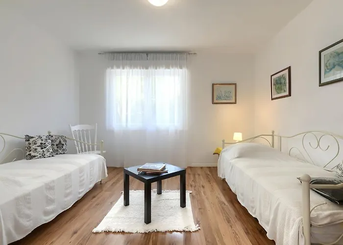 Lejlighed Laura By Interhome Pula